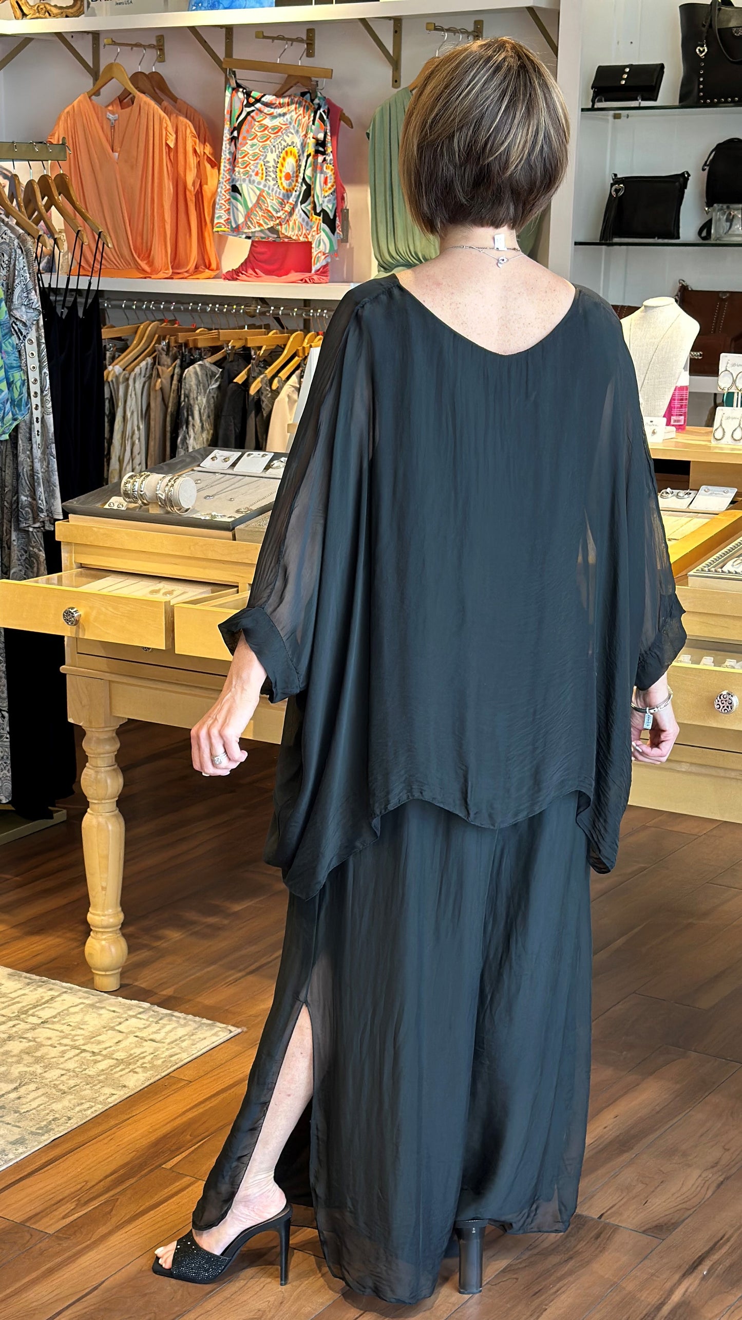 Italian Silk Scoop Neck Flowy Top - Black